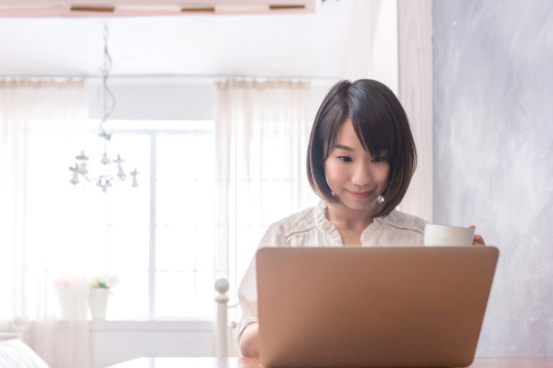 美丽亚洲女孩在咖啡馆用笔记本电脑学习创业图片下载