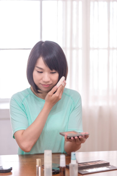 亚洲女性在房间里化妆图片下载