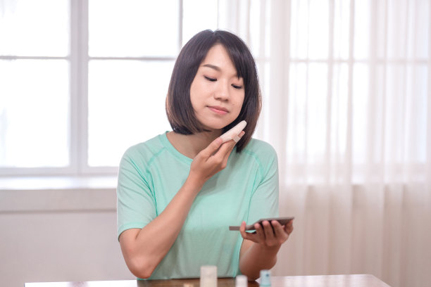 亚洲女性在房间里化妆图片下载