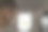 一个年轻人在曼彻斯特机场望着窗外图片下载