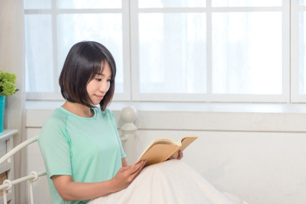 年轻女孩正在学习课本图片下载