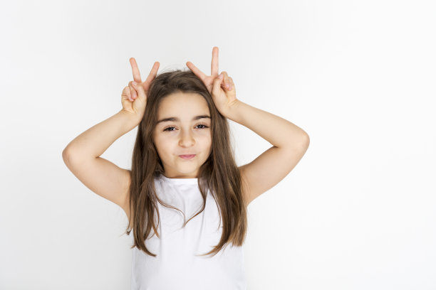 站在那里，头上长着手指角图片下载