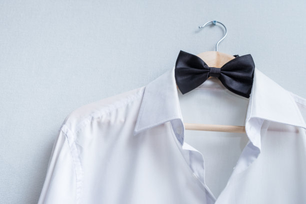 白人男子衬衫和黑色领结在衣架上图片下载