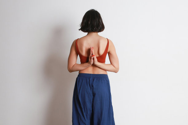 身材健康的女人在工作室冥想的裁剪照片图片下载