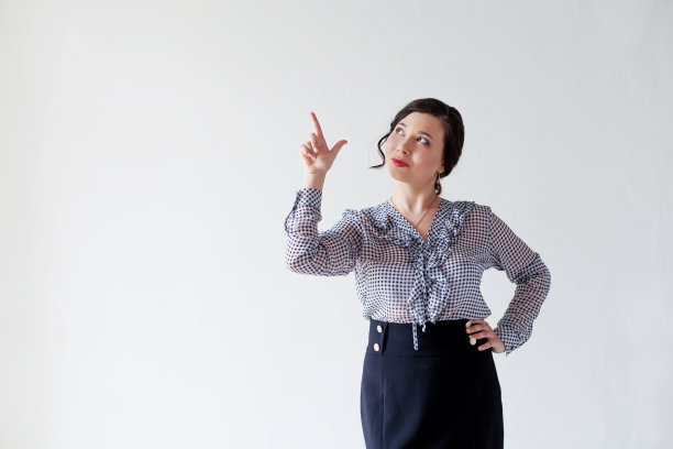 举起手的亚洲女子图片下载