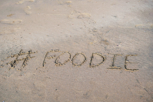 图片的标签标签写在阳光沙滩美食字写在沙滩上，Palolem海滩，印度果阿，概念社交媒体照片的手写在金色的沙子与现代标签前缀图片下载