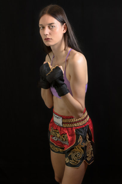 德国拳击手女孩与红色泰国拳击裤和短上衣图片下载