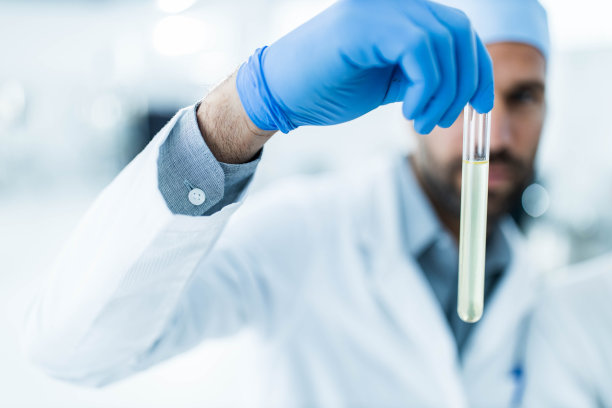 试管中液体的特写检查图片下载