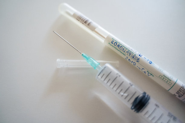 冠状病毒保护。在医疗诊所接受冠状病毒疫苗。图片下载