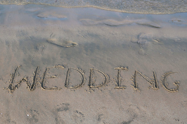 图片的标签标签写在阳光沙滩上的婚礼字写在沙滩上，Palolem海滩，印度果阿，概念社交媒体照片手写在金色的沙子与现代标签前缀图片下载