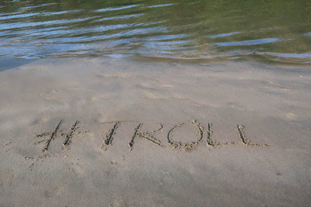 图片上的标签标签写在阳光明媚的海滩上，文字写在沙滩上，Palolem海滩，印度果阿，概念社交媒体照片上的手写在金色的沙子与现代标签前缀图片下载