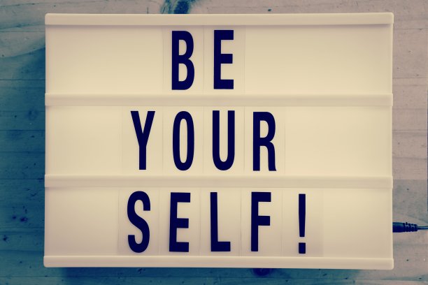 在现代灯箱潮流中做你自己图片下载