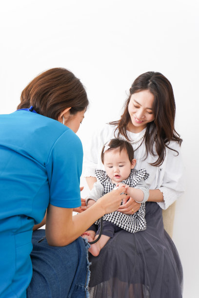 婴儿在医院接受体检图片下载