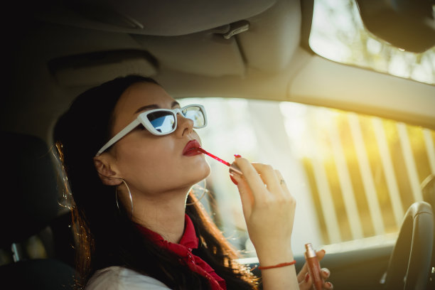 在车里涂口红的女人图片下载