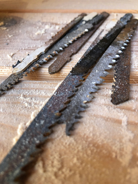 木桌上的锯片图片下载