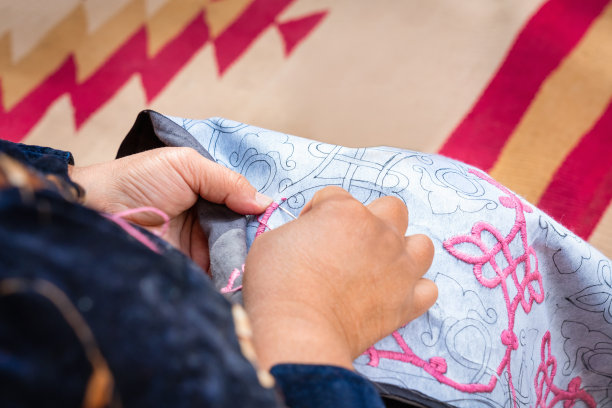 乌兹别克斯坦手工艺品妇女丝棉刺绣希瓦乌兹别克斯坦图片下载