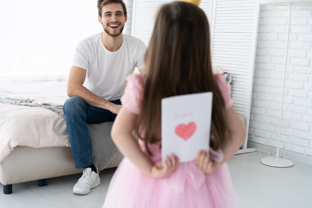 父亲节：女儿为爸爸送上节日贺卡图片下载