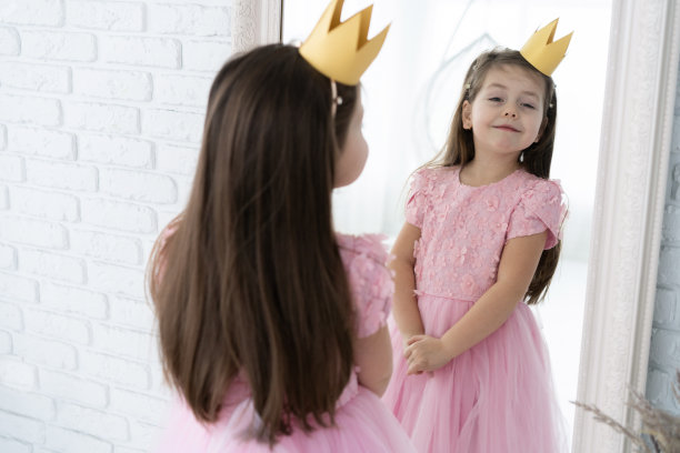 快乐的小公主照镜子。图片下载