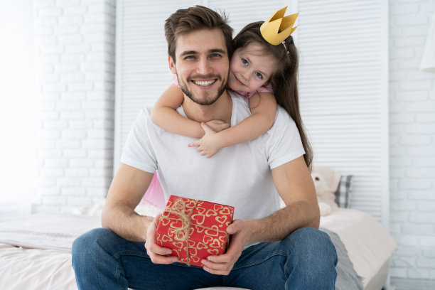 父亲节：女儿拥抱爸爸，全家欢度节日图片下载