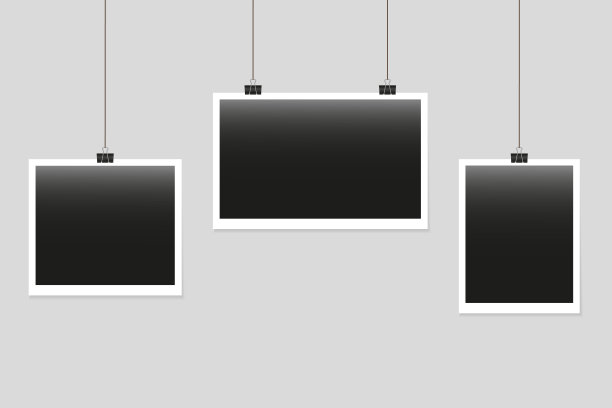 孤立在灰色背景上的相框。挂在夹子上的照片和照片相框。空白的相框挂在墙上留念。带剪辑的复古快照。专辑绘画图像。向量图片下载