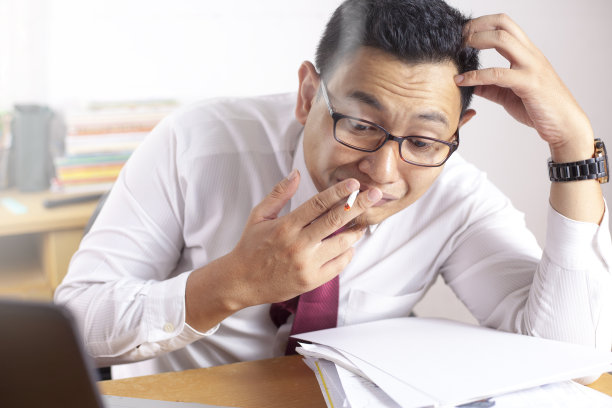 有压力的吸烟商人，失败的概念图片下载