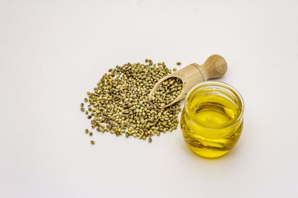 成熟的大麻种子孤立在白色背景上图片下载