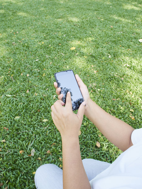 在公园点击手机添加您的设计图片下载