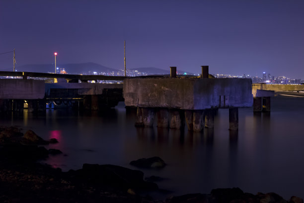 一个小港口码头夜晚时间/主导蓝色图片下载