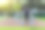 在公园白天使用锻炼器材进行腿部锻炼的老年男人图片下载