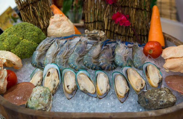 新鲜海鲜部分来自海洋动物，贻贝，河虾，扇贝，虾冰盘。新鲜海鲜，巨型淡水虾或河虾和冰贻贝。图片下载