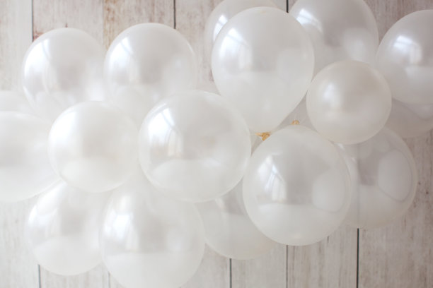 木制背景上的气球花环。图片下载
