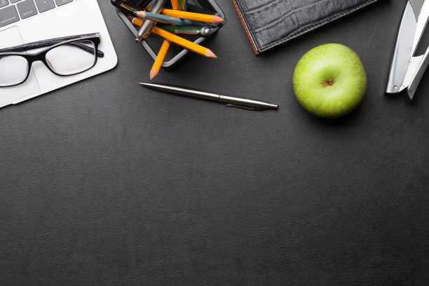 办公桌上有笔记本电脑、办公用品和苹果图片下载
