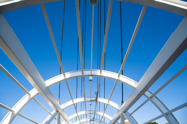 现代人行天桥的钢结构图片下载