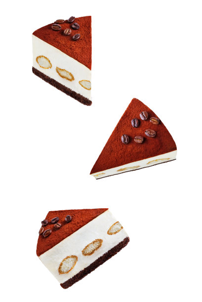 提拉米苏蛋糕装饰咖啡豆在白色孤立的背景图片下载