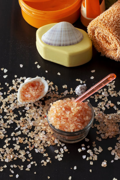 粉色喜马拉雅盐晶体贝壳香皂毛巾水疗套装深色背景选择性聚焦图片下载