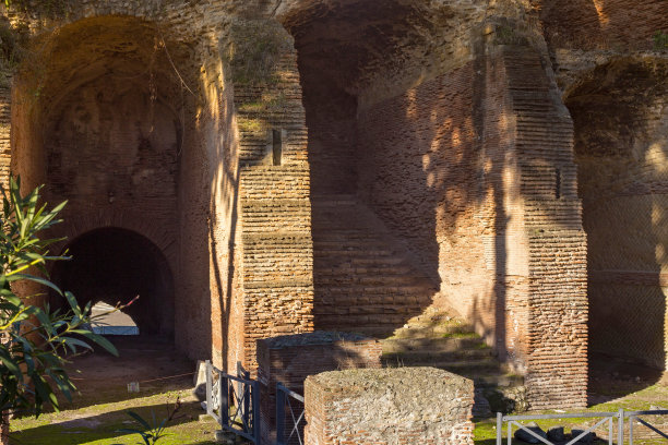 波佐利的弗拉维亚竞技场遗址。是意大利第三大罗马竞技场。图片下载