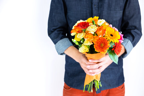 给心爱的人送花。图片下载