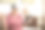 资深女性坐在客厅的沙发上，戴着虚拟现实眼镜图片下载