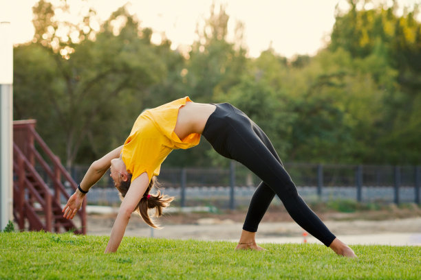 日落时分，女孩在公园里做瑜伽图片下载