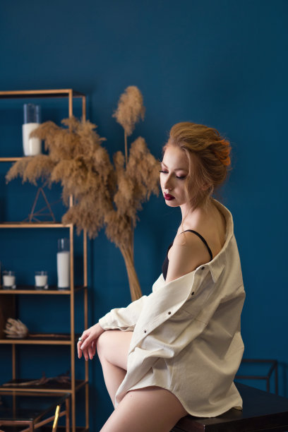 穿着白色衬衫的性感芭蕾舞者图片下载