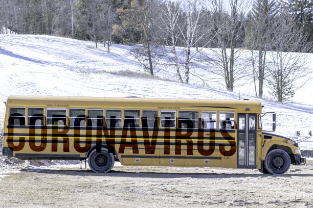 冠状病毒文字对校车的图片图片下载