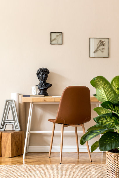 时尚斯堪的纳维亚风格的室内家庭办公空间，模拟相框，木制书桌，棕色椅子，植物，霓虹灯，办公室和个人配件。现代中性家庭登台。模板。图片下载