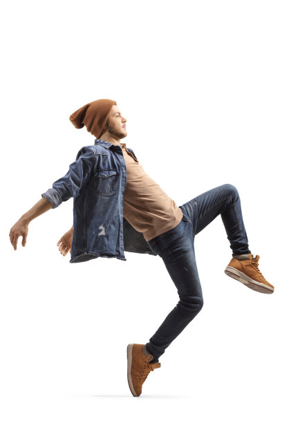 年轻的男舞者穿着休闲装跳舞图片下载