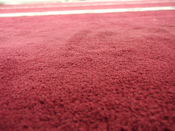 清真寺红色和灰色地毯的微距拍摄图片下载