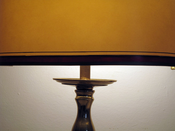 旧灯的细节，金色的底座和橙色的屏幕图片下载