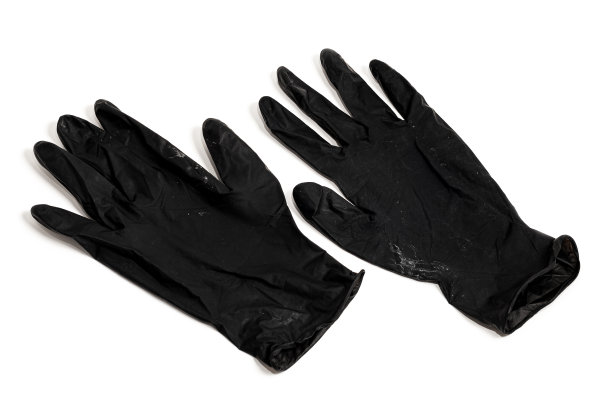 一双白色背景的黑色乳胶手套。图片下载