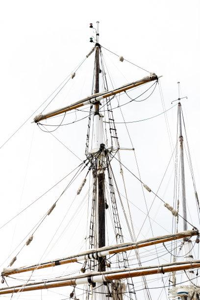 经典帆船高船桅，白色背景与复制空间图片下载