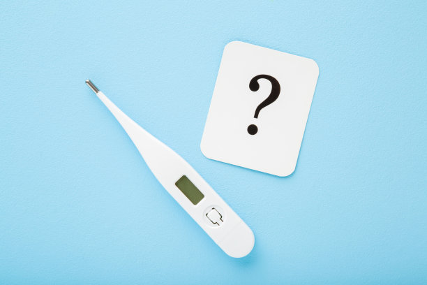 浅蓝色桌面白色电子体温计问号卡特写图片下载