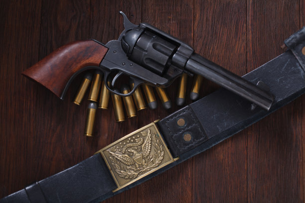 老式左轮手枪和弹药图片下载