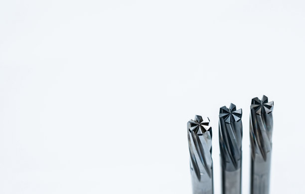 特殊工具隔离在白色背景上。整体硬质合金立铣刀采用数控铣刀。涂布步骤钻。硬质合金。工业用硬质合金钻具。图片下载